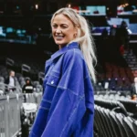 Sophie Cunningham aparece como ring girl do UFC